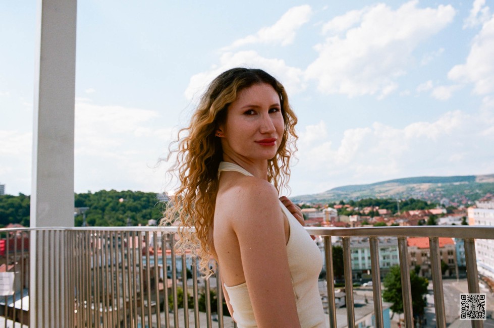 Erzsebet E - Sunlit Elegance